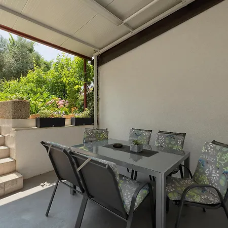 Mario's Place 풀라